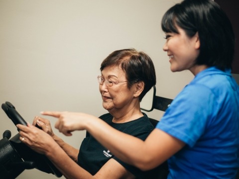 Woman using Doron Stimulator, a tool to accurately assess driving skills. 